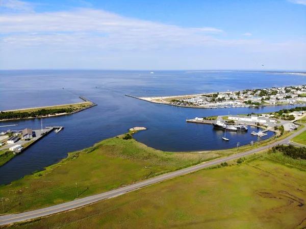 Canary Creek 'in Roosevelt Körfezi' ne ve Lewes, Delaware, ABD yakınlarındaki Delaware Körfezi 'ne akan hava görüntüsü.