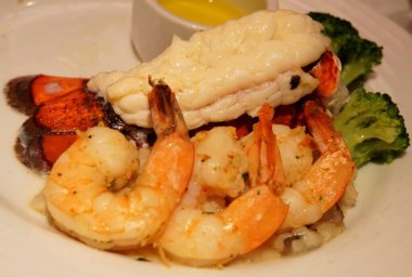 Izgara karides ve brokolili ıstakoz kuyruğu.