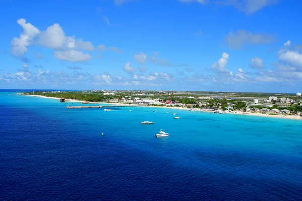 A vista aérea do belo oceano azul, barcos, cais e praias de areia branca perto de Grand Turk, Turks & Caicos — Fotografia de Stock