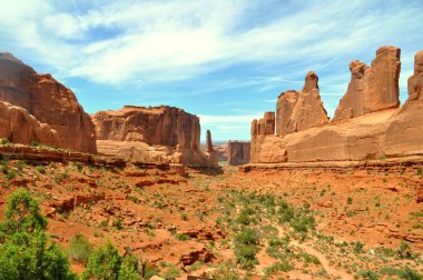 Park Avenue Yürüyüş Yolu, Arches Ulusal Parkı, Moab, Utah, ABD yakınlarındaki ilk dönüm noktalarından biri.