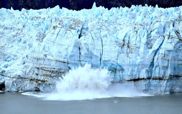 Großer Gletscher aufgrund der globalen Erwärmung in der Nähe der Gletscherbucht, alaska, uss.a — Stockfoto
