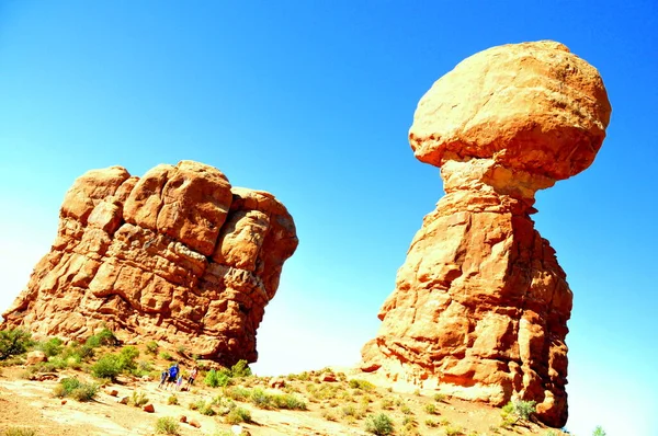 Balanced Rock, um dos famosos marcos perto de Arches National Park, Moab, Utah, EUA — Fotografia de Stock