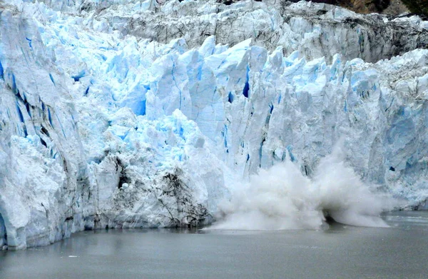 美国阿拉斯加州冰川湾（Glacier Bay）附近，由于全球变暖，巨大的冰川掉进了水中 — 图库照片