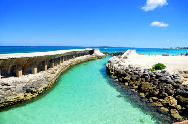 Bella acqua turchese blu su un piccolo canale vicino a Nassau, Bahamas — Foto Stock