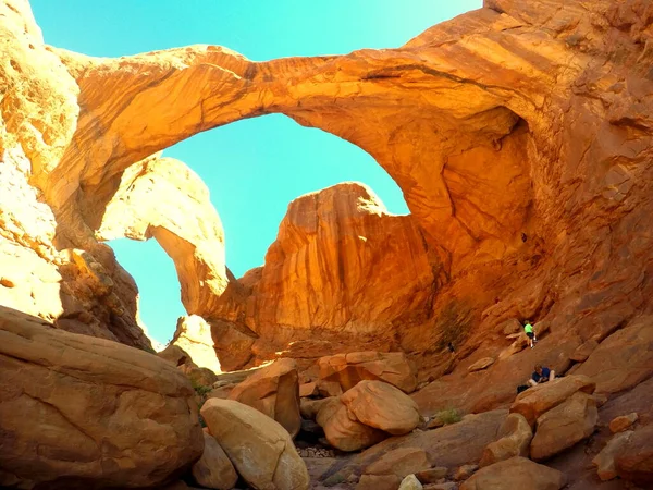 Double Arch, Arches Ulusal Parkı, Moab, Utah, ABD yakınlarındaki ünlü simgelerden biri.