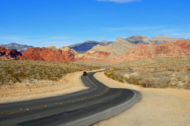 Las Vegas, Nevada, ABD - 31 Aralık 2018 Red Rock Kanyonu Ulusal Koruma Alanı yakınlarındaki virajlı yol manzarası