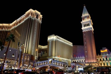 Las Vegas, Nevada, ABD - 1 Ocak 2019 - Palazzo ve Venedik Oteli 'nin manzarası gece aydınlandı