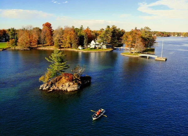 Han flygfoto över vattnet bostadsområde omgivet av slående fall lövverk av St Lawrence River of Wellesley Island, New York, USA — Stockfoto