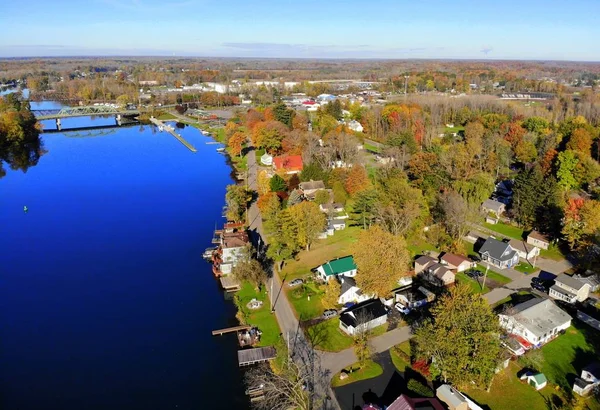 Flygfoto över havet hem vid Oneida Lake med fantastisk höst lövverk nära Syracuse, New York, USA — Stockfoto