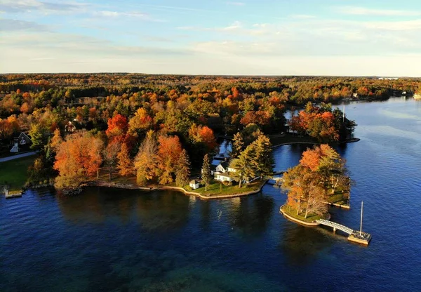 美国纽约州韦尔斯利岛的圣劳伦斯河（St.Lawrence River of Wellesley Island）环绕着陡峭落叶的海滨住宅区的鸟瞰图 — 图库照片