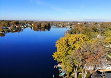 Syracuse, New York, ABD yakınlarındaki Oneida Gölü kıyısındaki deniz manzaralı evler.