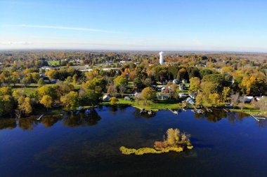 Oneida Gölü kıyısındaki iskan alanının havadan görünüşü. Syracuse, New York, ABD yakınlarında çarpıcı bir sonbahar yeşilliği.