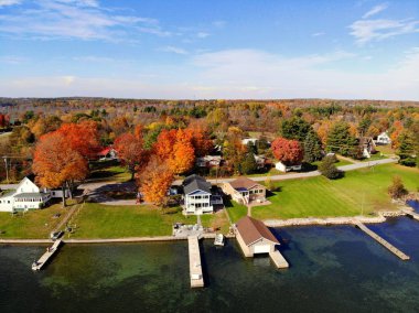 Sahil yerleşim bölgesinin havadan görünüşü St Lawrence Nehri 'ndeki düşen yapraklarla çevrilidir.