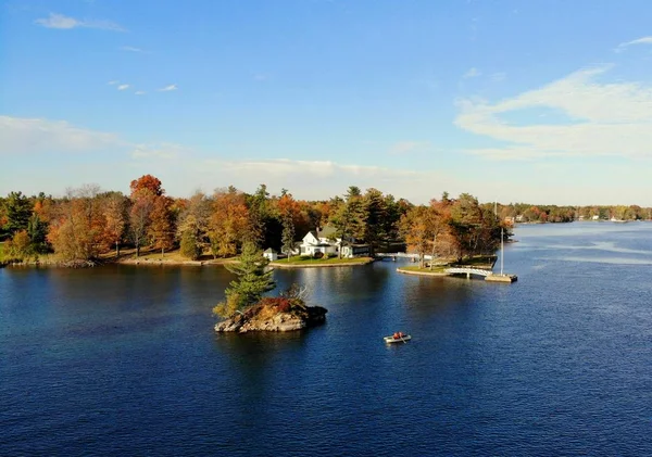 美国纽约州圣劳伦斯河沿岸被引人注目的落叶环绕的海滨住宅区的鸟瞰图 — 图库照片