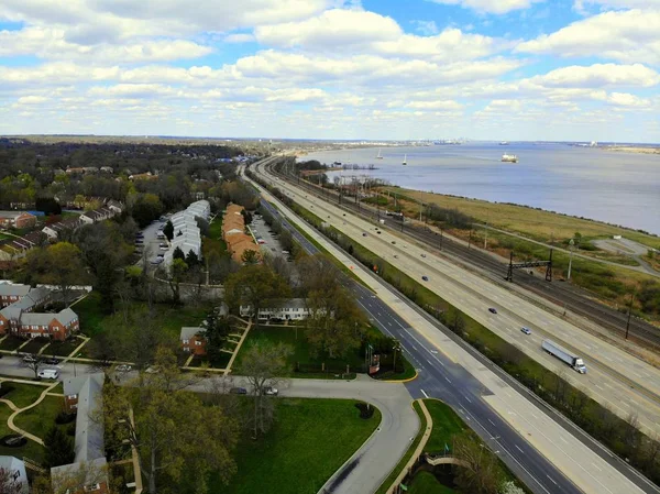 The aerial view of residential area next to Governor Printz Boulevard, Interstate 495 and the bay by Wilmington, Delaware, U.S.A — Stock Photo, Image