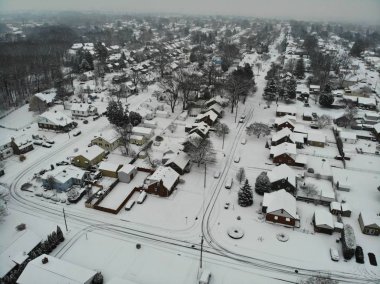 Wilmington, Delaware, ABD yakınlarındaki bir kar fırtınasından sonra yerleşim alanının hava görüntüsü.