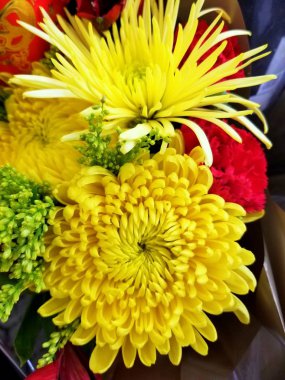 Bir buket sarı kasımpatı çiçeği.