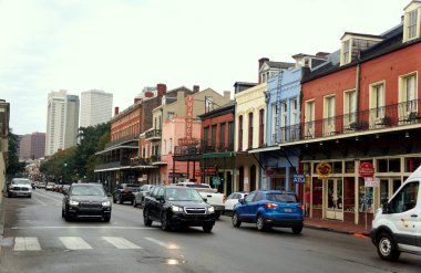 New Orleans, Louisiana, ABD - 4 Şubat 2020 - Decatur Caddesi yakınlarındaki Fransız Mahallesi yakınlarındaki binaların ve trafiğin manzarası
