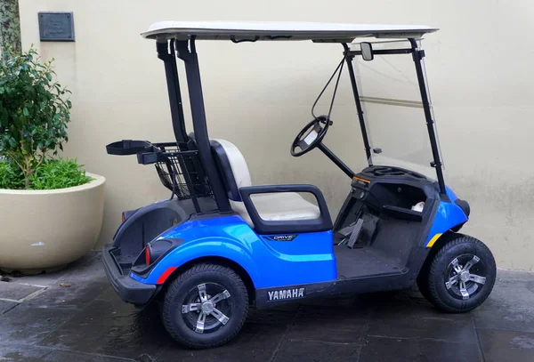 Nowy Orlean, Luizjana, USA - 4 lutego 2020 - Niebieski kolor elektrycznego wózka golfowego Yamahy — Zdjęcie stockowe