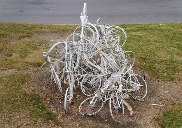 Nowy Orlean, Luizjana, Stany Zjednoczone - 4 lutego 2020 - Ghost Bike Memorial w pobliżu Esplanade Avenue — Zdjęcie stockowe