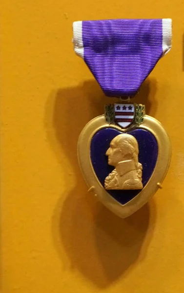 New Orleans, Louisiana, USA - 5. února 2020 - The Purple Heart military decoration medal on a yellow background — Stock fotografie
