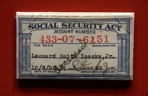 New Orleans, Louisiana, U.S.A. - February 5, 2020 - An old Social Security Card owned by a fallen U.S army, Leonard Smith Isacks Jr — 图库照片