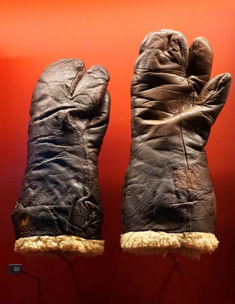 New Orleans, Louisiana, U.S.A. - February 5, 2020 - Type A9 winter flying gloves worn by bombardier during World War 2 — 图库照片