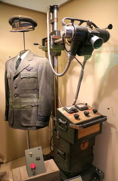 New Orleans, Louisiana, U.S.A. - February 5, 2020 - A U.S Navy uniform next to a portable X-Ray machine used during World War 2 — 图库照片