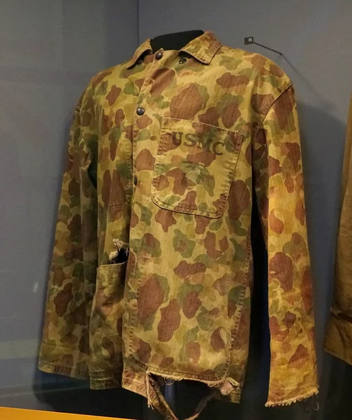 New Orleans, Louisiana, U.S.A - February 4, 2020 - The USMC reversible camouflage jacket issued to snipers and Marine Raider Units during World War 2 — 图库照片