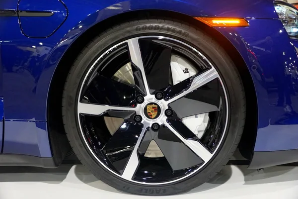 Philadelphia, Pennsylvania, U.S.A - 9 de febrero de 2020 - La rueda deportiva de 2020 Porsche Taycan 4S todos los deportes eléctricos sedán —  Fotos de Stock