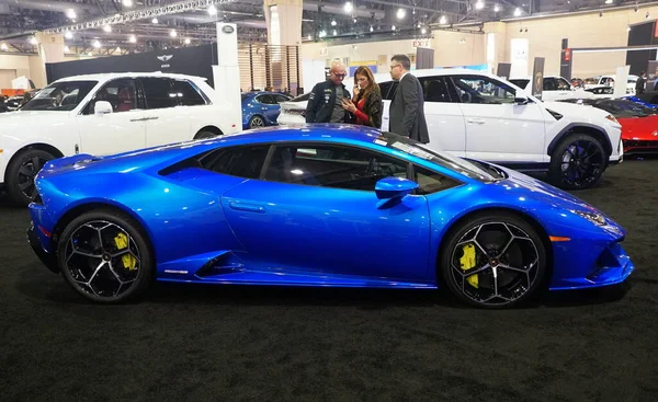 Philadelphia, Pennsylvania, Stati Uniti - 10 febbraio 2019 - Una vista laterale del 2020 Lamborghini Huracan vettura sportiva in colore blu metallizzato — Foto Stock