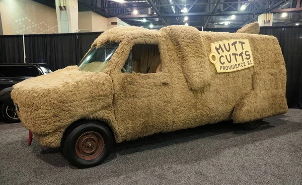 Filadelfia, Pensilvania, Estados Unidos - 9 de febrero de 2020 - La costumbre del perro pastor de 1989 construida a partir de una camioneta Ford Econoline en la película Dumb And Dumber — Foto de Stock