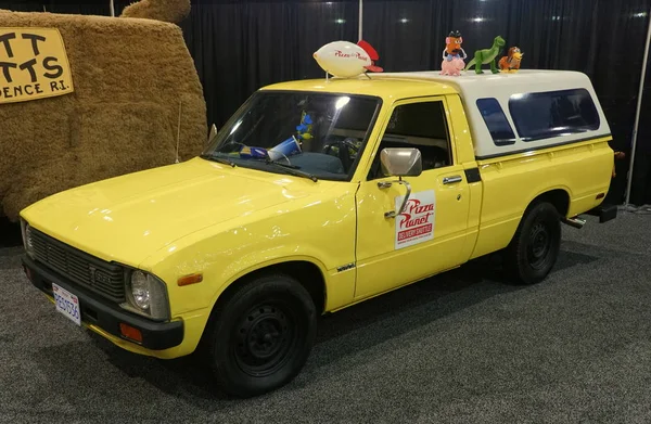 Filadelfia, Pensilvania, Estados Unidos - 9 de febrero de 2020 - El Toyota Hilux Pizza Planet Truck 1979 en la película Toy Story — Foto de Stock