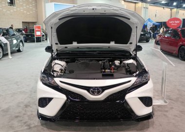 Philadelphia, Pennsylvania, ABD - 9 Şubat 2020 - 2020 Toyota Camry 'nin inci gibi beyaz renginin ön görüntüsü