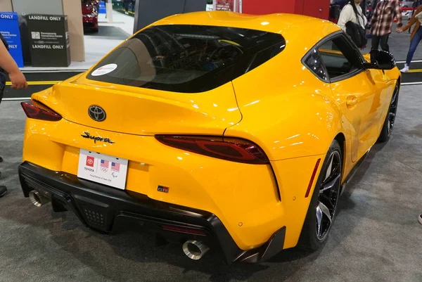 Philadelphia, Pennsylvania, U.S.A - 9 de febrero de 2020 - La vista trasera del color amarillo nitro de 2020 Toyota GR Supra deportivo — Foto de Stock