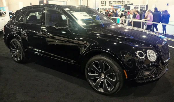 Filadelfia, Pensilvania, Estados Unidos - 9 de febrero de 2020 - Vista lateral del Bentley Bentayga SUV negro 2020 — Foto de Stock