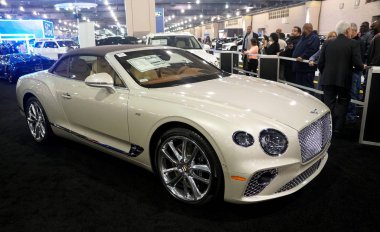 Philadelphia, Pennsylvania, ABD - 9 Şubat 2020 Beyaz Bentley Continental Gt 'in yan görüntüsü