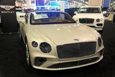 Philadelphia, Pennsylvania, ABD - 9 Şubat 2020 Beyaz Bentley Continental Gt 'in yan görüntüsü