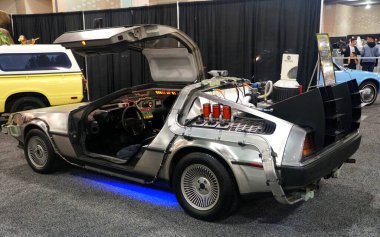 Philadelphia, Pennsylvania, ABD - 9 Şubat 2020 Geleceğe Dönüş filminde kullanılan gümüş renkli DMC Delorean arabası