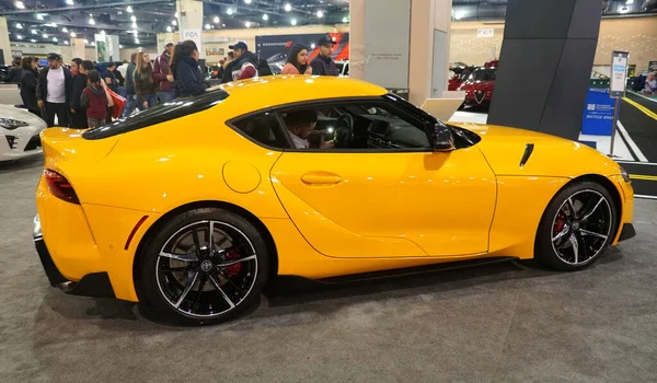 Philadelphia, Pennsylvania, USA - 9 febbraio 2020 - La vista laterale della Toyota GR Supra giallo nitro 2020 — Foto Stock