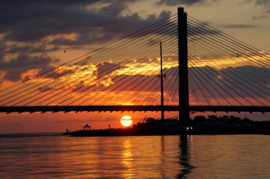 Indian River Köprüsü 'nün silueti Indian River Inlet, Delaware, ABD yakınlarında gün doğumunda.