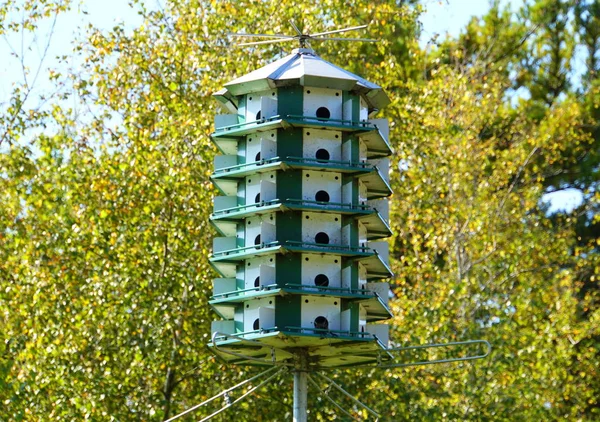 Ein großes sechsstöckiges Vogelhaus — Stockfoto