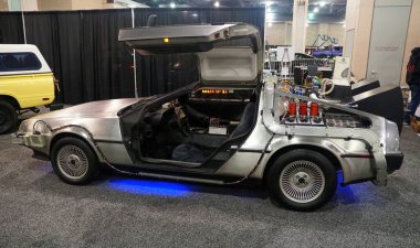 Philadelphia, Pennsylvania, ABD - 9 Şubat 2020 Geleceğe Dönüş filminde kullanılan gümüş renkli DMC Delorean arabası
