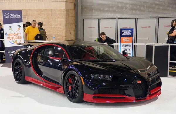 Philadelphia, Pennsylvania, Stati Uniti - 9 febbraio 2020 - La supercar Bugatti Chiron nera e rossa — Foto Stock