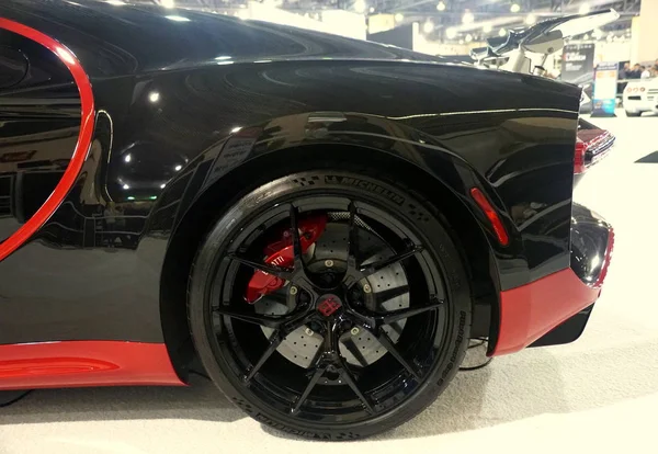 Philadelphia, Pennsylvania, U.S.A - February 9, 2020 - Ο τροχός από κράμα μαύρου και κόκκινου Bugatti Chiron supercar — Φωτογραφία Αρχείου