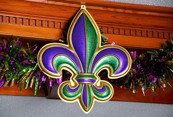 Nueva Orleans, Luisiana, Estados Unidos - 8 de febrero de 2020 - Una colorida Fleur De Lis para la decoración de interiores del Mardi Gras — Foto de Stock