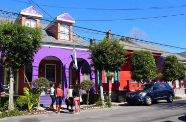 New Orleans, Louisiana, ABD - 7 Şubat 2020 - Burgundy Caddesi 'ndeki Fransız Mahallesi' nde renkli bir ev