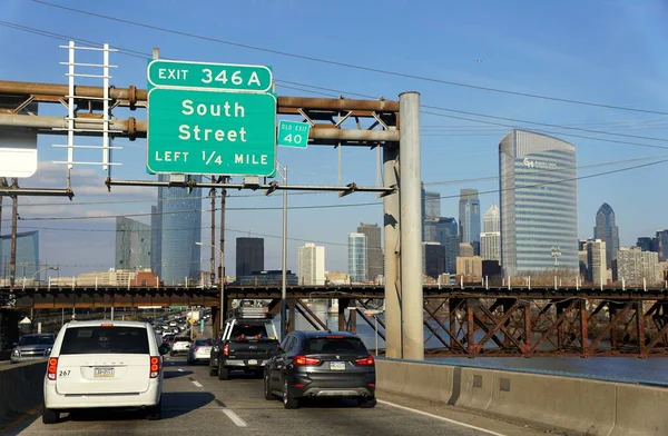 Philadelphie, Pennsylvanie, États-Unis - Le 9 février 2020 - La vue sur la circulation près de South Street sort dans la ville pendant la journée — Photo