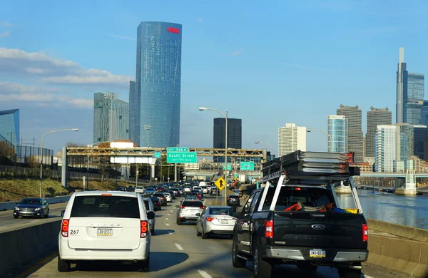 Philadelphia, Pennsylvania, U.S.A - February 9, 2020 - The view of the traffic into the city during the day — 스톡 사진