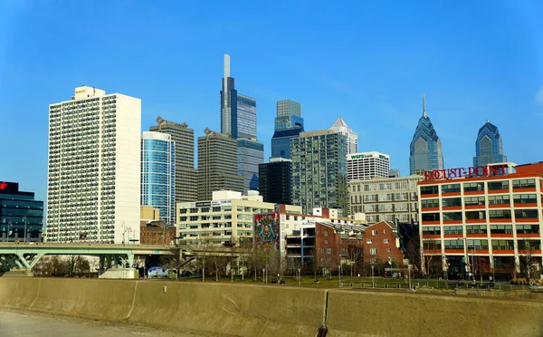Philadelphie, Pennsylvanie, États-Unis - Le 9 février 2020 - La vue sur la ville et les bâtiments près du centre-ville pendant la journée — Photo